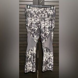 Under Armour~ Compression HeatGear ~Women~M~Crop Leggings~Mesh~Camo Black Gray